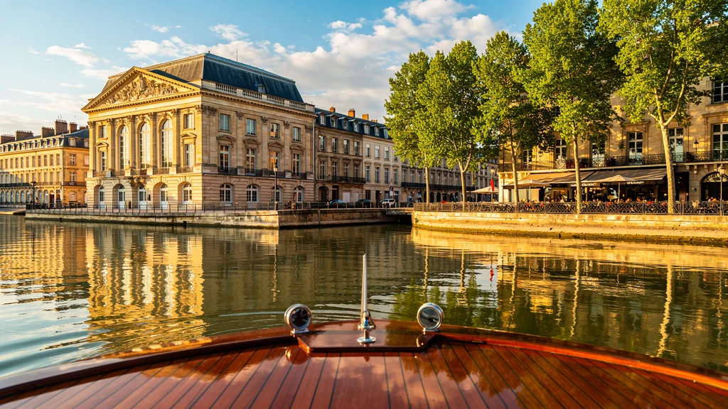 Croisière sur la Garonne redécouvrant Bordeaux, vue panoramique au coucher du soleil sur la ville et le fleuve