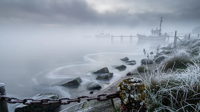 Brouillard dense sur l’estuaire effaçant une journée d’escale, paysage brumeux et silencieux